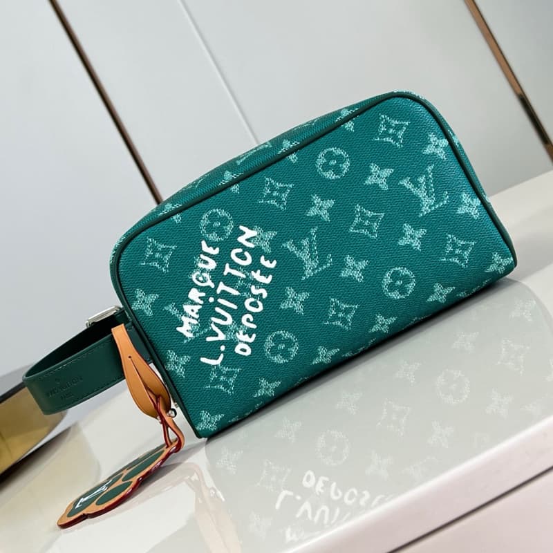 Louis Vuitton bags | LV Bags | Locker Dopp Kit toiletry bag |  23 × 13 × 12 cm | M12688 | 00027