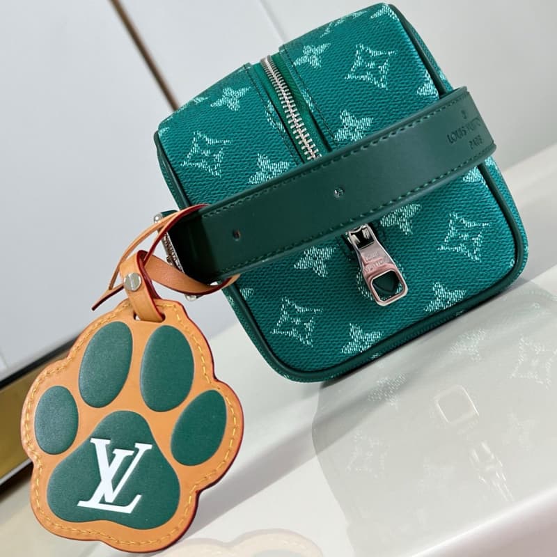 Louis Vuitton bags | LV Bags | Locker Dopp Kit toiletry bag |  23 × 13 × 12 cm | M12688 | 00027