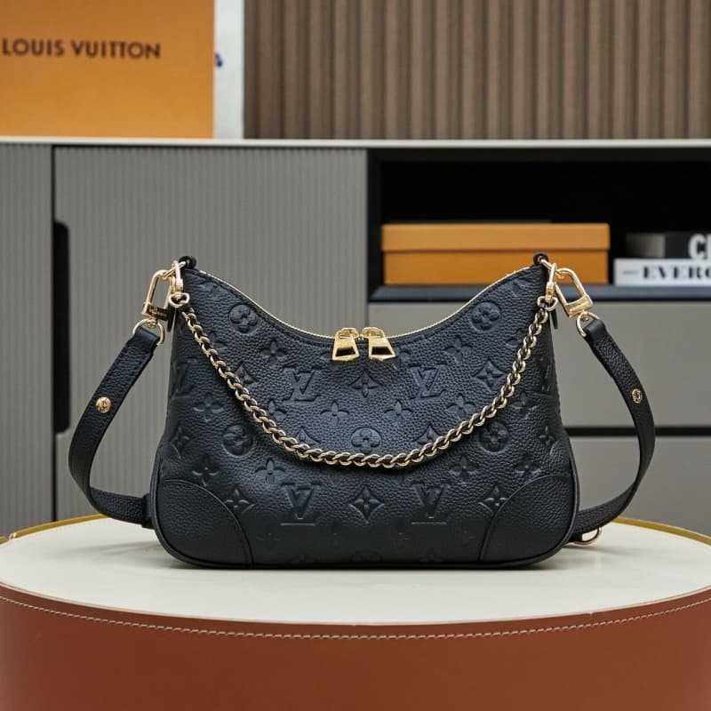 Louis Vuitton bags | LV | Chain Bag Horn Bag Series KOREA PRE-LAUNCH Handbag |  16 × 9.5 × 29 cm | M12930 | 00095