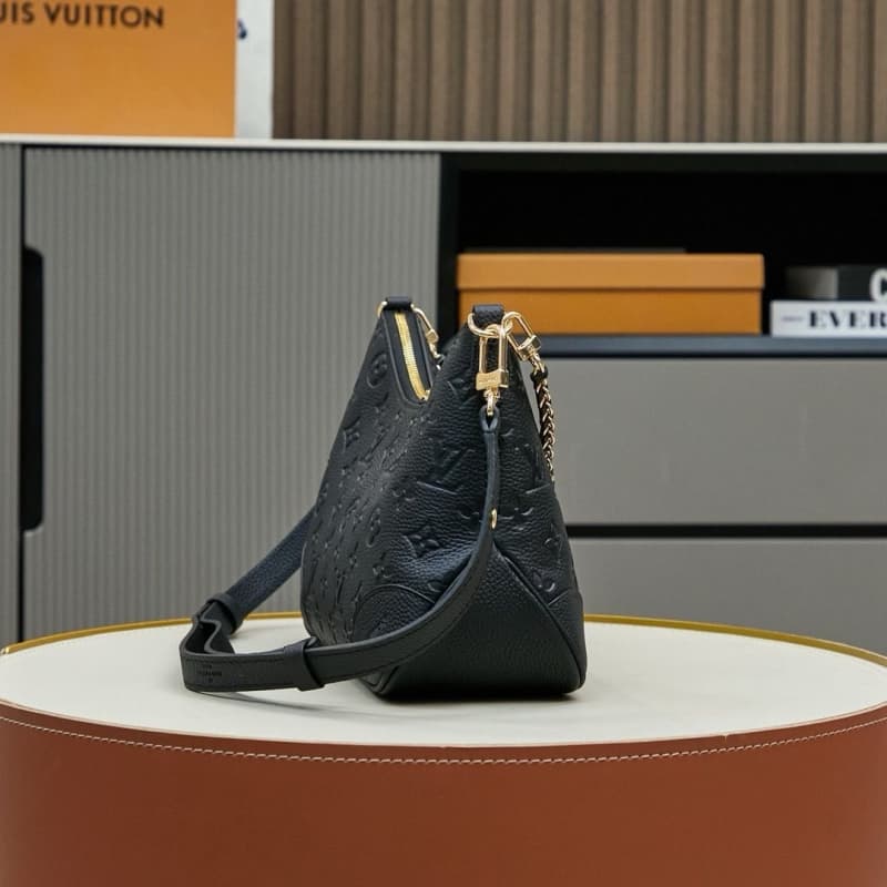 Louis Vuitton bags | LV | Chain Bag Horn Bag Series KOREA PRE-LAUNCH Handbag |  16 × 9.5 × 29 cm | M12930 | 00095