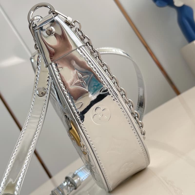 Louis Vuitton bags | LV | Loop small handbag |  13 × 6 × 23 cm | M11833 | 00116