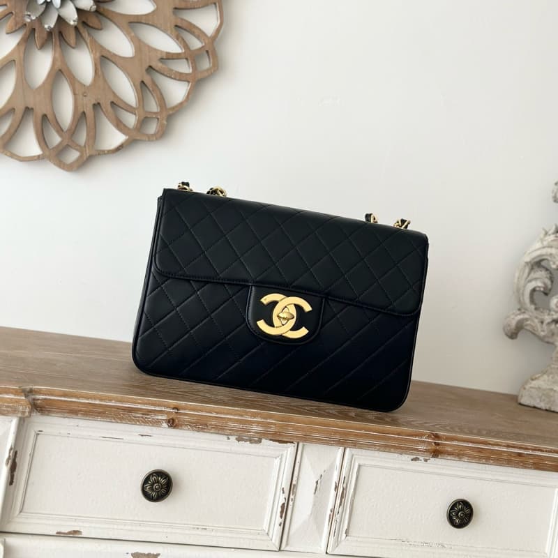 CHANEL bags | Sheepskin | Large Gold Buckle Bag | Chanel Classic Flap Bag | 30×21×8 cm | A2222 | 01100