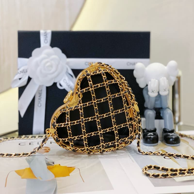 CHANEL bags | 23s | Heart-Shaped Cut-Out Evening Bag | 12×11×3 cm | AS4027 | 01135