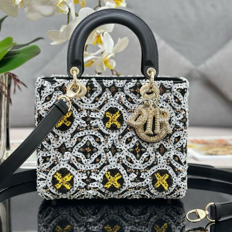 Dior bags | Lady Dior handbag | 24 × 20 × 11 cm | M0565 | 03050