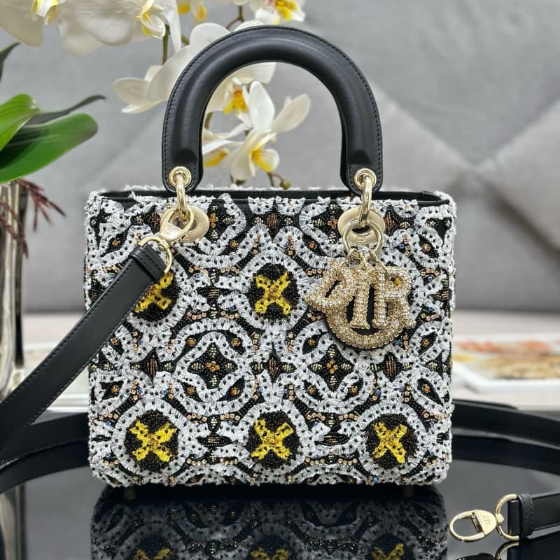 Dior bags | Lady Dior handbag | 24 × 20 × 11 cm | M0565 | 03050