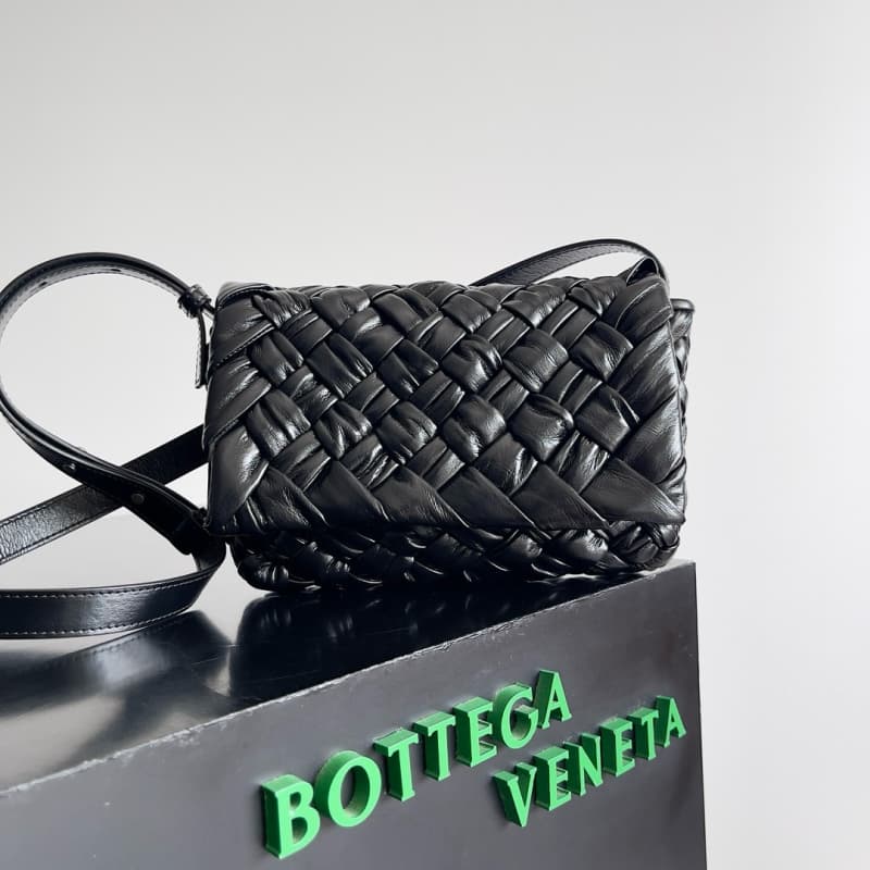 BOTTEGA VENETA Bags | BV | RUMPLE MESSENGER crossbody bag | 21×14×5cm | 787113 | 07041