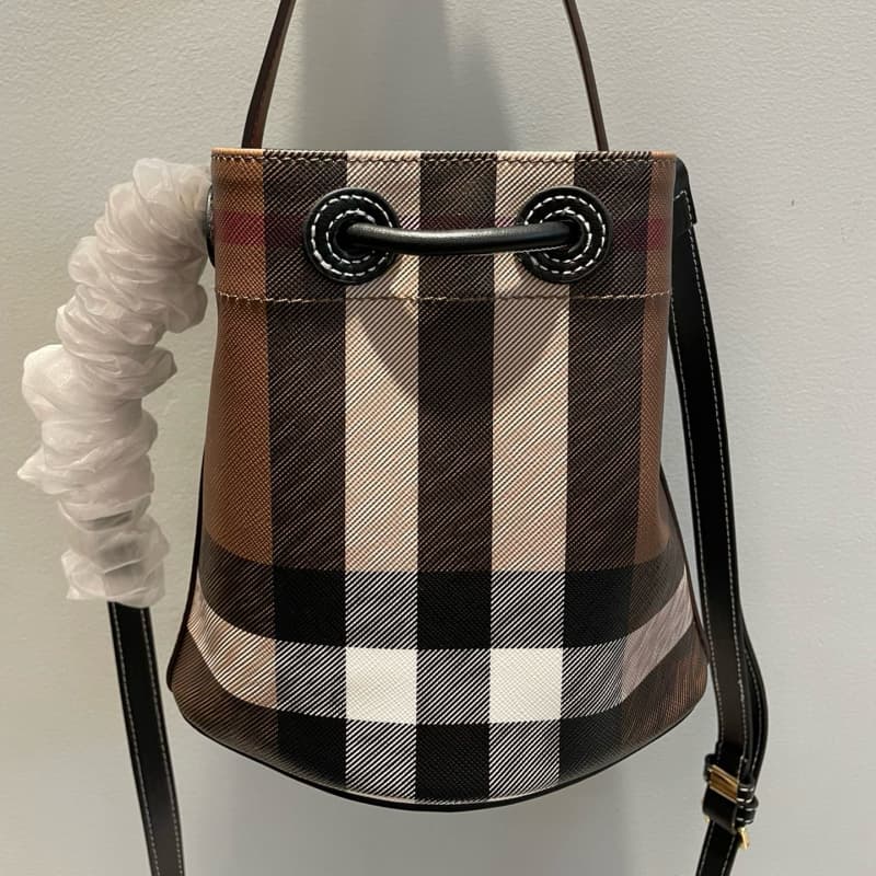 Burberry bags | Mini Drawstring Bucket Bag | 11×16.5×18.5 cm | 3306 | 15014