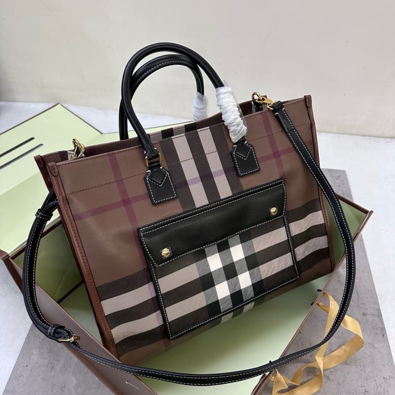 Burberry bags | spacious large tote bag | 40 × 16 × 30 cm | 209381 | 15033