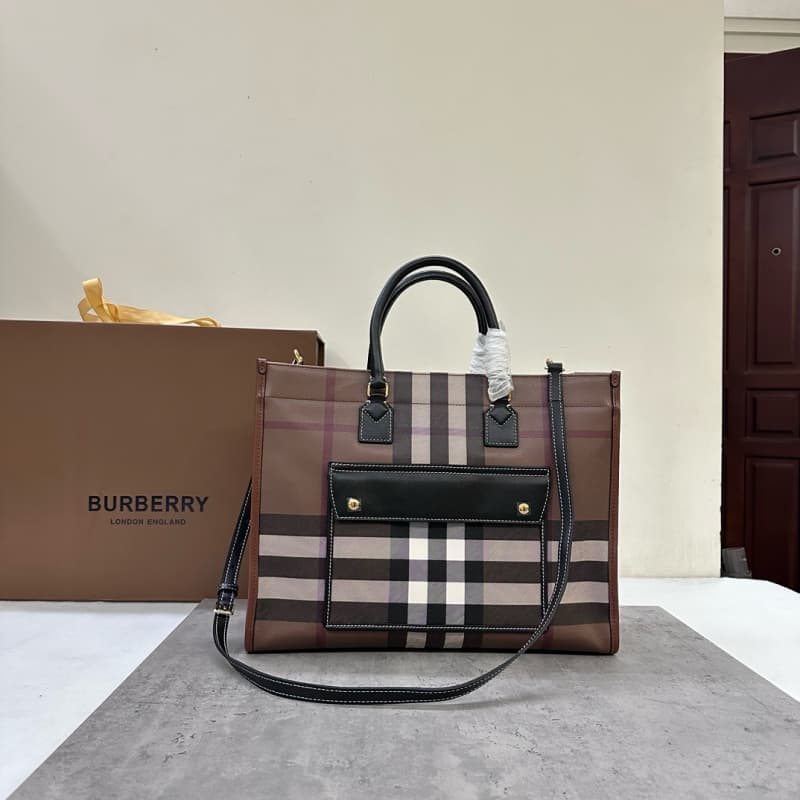 Burberry bags | spacious large tote bag | 40 × 16 × 30 cm | 209381 | 15033