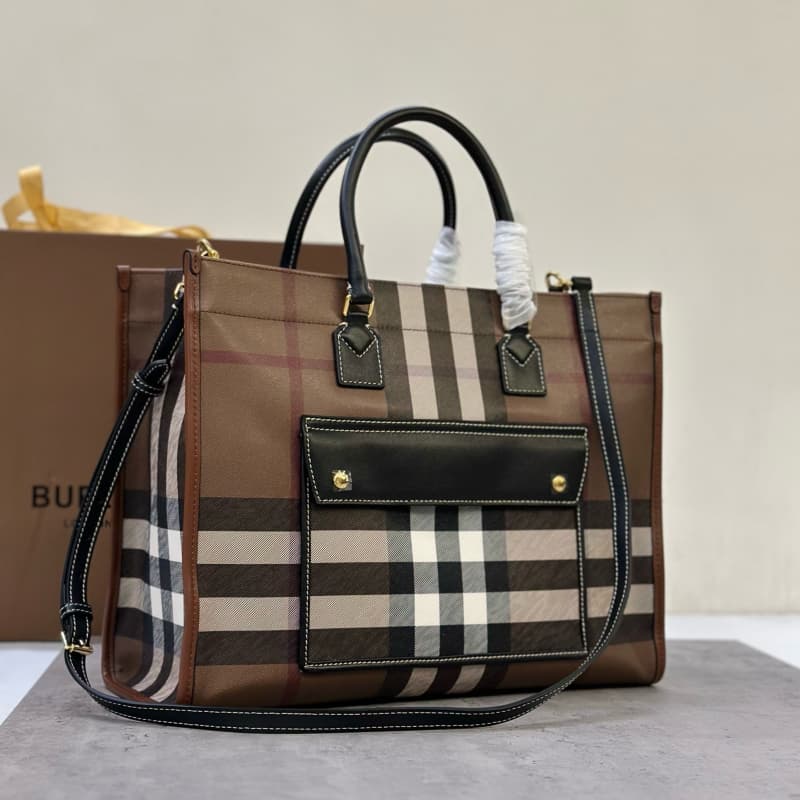 Burberry bags | spacious large tote bag | 40 × 16 × 30 cm | 209381 | 15033