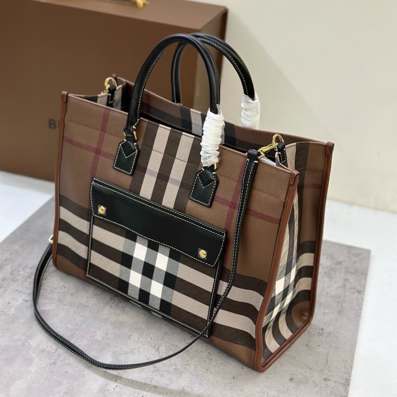 Burberry bags | spacious large tote bag | 40 × 16 × 30 cm | 209381 | 15033