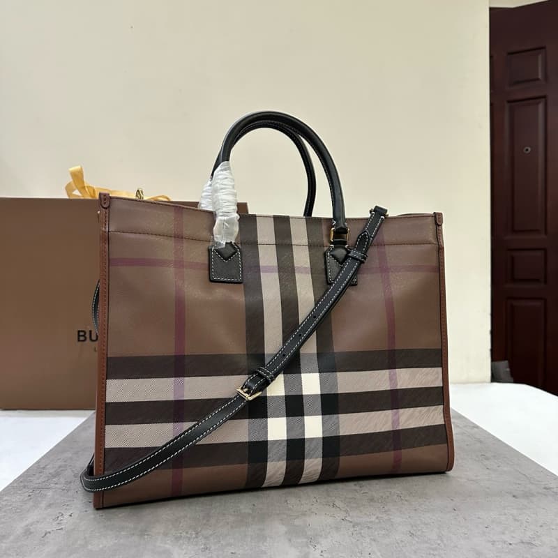 Burberry bags | spacious large tote bag | 40 × 16 × 30 cm | 209381 | 15033